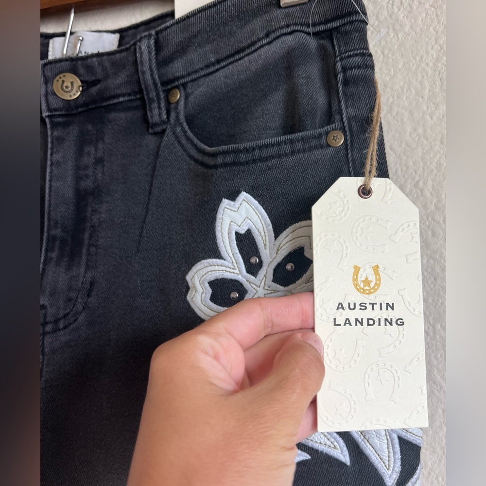 🔥✔️ Black Friday NWT Austin Landing Studded Western Mid Rise Flare Jeans Sz 9/29 - Picture 4 of 16